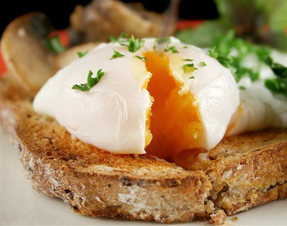 правильный завтрак для похудения яйцо пашот на цельнозерновом хлебе