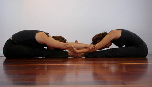 йога позы для двоих для начинающих потягивание