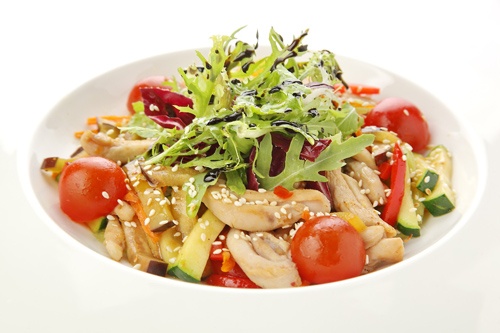 ПП-рецепты от Fitness House салат с курицей овощами и кинжутом