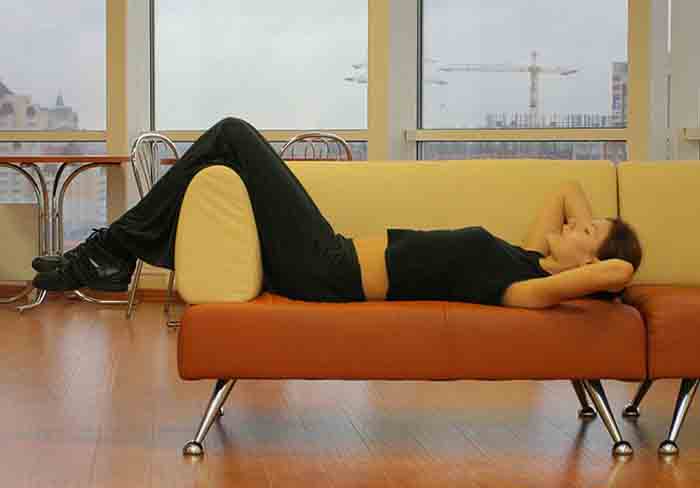 7 лучших упражнений на диване для похудения