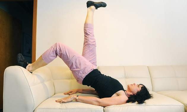 7 лучших упражнений на диване для похудения